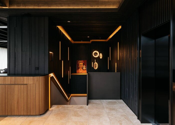 Tutte le aree dell'hotel sono caratterizzate da un affascinante mix di design moderno ed estetica vintage. | © Refugium Lunz / Gregor Hofbauer