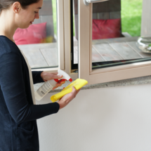 ADLER Top-Cleaner auf Reinigungstuch auftragen | © ADLER