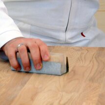 mit dem Schleifpapier schleifen