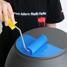 mit Farbroller bestreichen