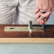 Beschläge und Schlösser entfernen