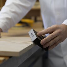Untergrund des Holzes vorbereiten | © ADLER