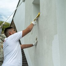 Algen und Pilze an Fassaden entfernen mit ADLER – der Erstanstrich | © ADLER