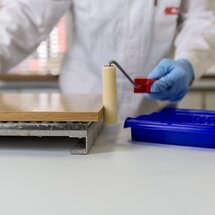 Deckbeschichtung des Holzes | © ADLER