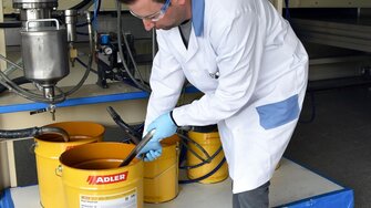 Durch seine gelartige Konsistenz entfaltet ADLER Clean-Smart Gel maximale Reinigungswirkung in Lackleitungen.