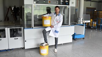 ADLER-Entwickler Gerhard Schmid präsentiert das innovative Reinigungssystem ADLER Clean-Smart.