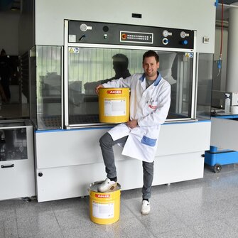 ADLER-Entwickler Gerhard Schmid präsentiert das innovative Reinigungssystem ADLER Clean-Smart.