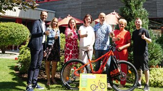 Geteilte Freude ist doppelte Freude: Mit dem Ehepaar Wohlfart (Mitte) freuten sich Waltraud Atzl und Kenny Steigmann (Raumcolor, re.) sowie Claudia Berghofer, Raphaela Rechtberger und Adrian Egger (ADLER, li.)
