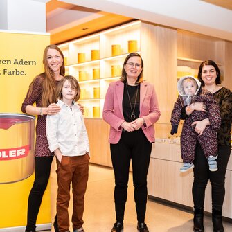 Verena Hohlrieder mit Moritz (li.) und Bianca Kröll mit Leonie (re.) ließen es sich nicht nehmen, Claudia M. Berghofer (Mi.) persönlich für die tolle Unterstützung zu danken.