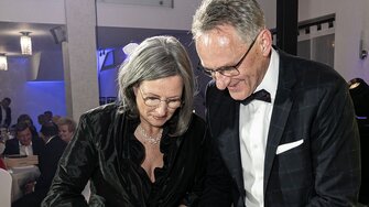 20 Jahre ADLER Polska: Andrea Berghofer und Piotr Czado mit der Geburtstagstorte.