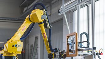 In ADLER, l'attenzione è sempre rivolta all'intero processo di verniciatura, dalla preparazione del supporto all'essiccazione. ADLER ha recentemente presentato Abramotion, un robot di carteggiatura sensibile per finestre in legno. | © ADLER