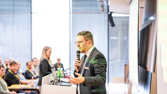 Daniel Pesserer, responsabile di divisione in ADLER per l'industria del mobile, ha accolto i partecipanti a Schwaz.
