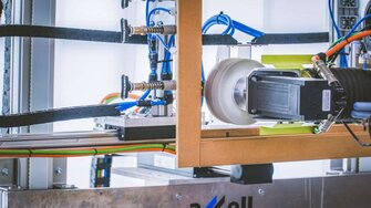 Il fulcro del robot di carteggiatura è la testa di carteggiatura sensibile, che si adatta a strutture complesse in tempo reale e garantisce un risultato di carteggiatura ottimale.  | © ADLER