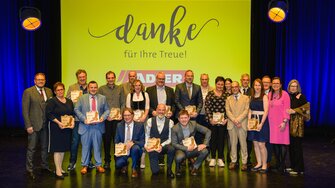 40 Jahre, 35 Jahre, 25 Jahre und 10 Jahre im ADLER-Werk: Claudia und Andrea Berghofer (re.) und Personalchef Mag. Dietmar Rosanelli (li.) ehrten die langjährigen ADLER-Mitarbeiterinnen und Mitarbeiter. 