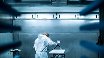 Im Beschichtungsprozess setzt Boffi auf eine ausgewogene Mischung aus Automatisierung und Handarbeit. So können auch individuelle Kundenwünsche erfüllt werden. | © Boffi
