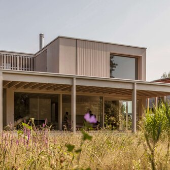 Das grüne Vorzeigeprodukt im ADLER-Sortiment: die ökologische Fassadenlasur Lignovit Terra.  | © Markus Schietsch Architekten / Andreas Buschmann