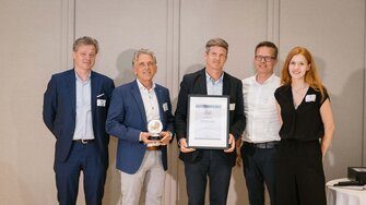 Spartenleiter Richard Mölk (Mi.) und Verkaufsleiter Bernhard Schiffthaler (2.v.li.) nahmen den Nachhaltigkeits-Award entgegen.