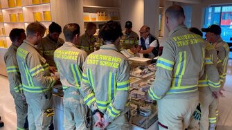 Der ADLER Brandschutzbeauftragte Ing. Alexander Pichler erläuterte den Einsatzkräften der Feuerwehr Schwaz die Vorgehensweise. 