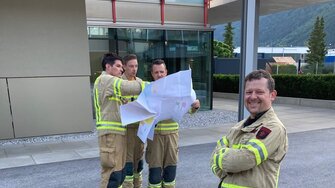 Unterstützung bei der Suche nach Plan erhalten die Feuerwehrleute von ADLER-Mitarbeitern in ihren Reihen, wie hier von Matthias Stötzel (re.), Leiter des technischen Anwendungsservice bei ADLER.  