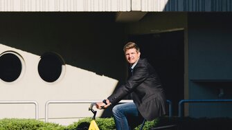 Chiunque debba spostarsi da un capo all'altro dello stabilimento percorre qualche centinaio di metri, perciò apprezza la presenza di una bicicletta gialla ADLER.