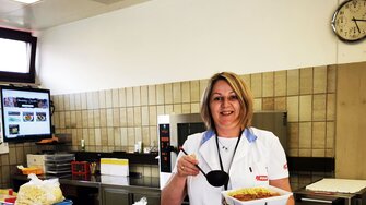Gli avanzi di cibo vengono messi nei contenitori forniti dal team della mensa e possono essere portati via gratuitamente.