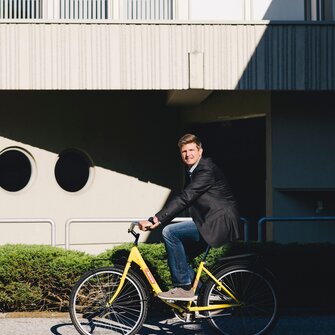 Chiunque debba spostarsi da un capo all'altro dello stabilimento percorre qualche centinaio di metri, perciò apprezza la presenza di una bicicletta gialla ADLER.