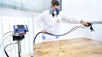 Für die Arbeit mit Wasserlacken benötigt es die passenden Arbeitsgeräte. Die meisten modernen Spritzanlagen werden aus Edelstahl hergestellt und sind damit auch für Wasserlacke geeignet. 