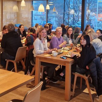 Ein Hoch auf uns! Die ADLER Damen ließen sich zum Weltfrauentag ein energiespendendes Frühstück schmecken. 
