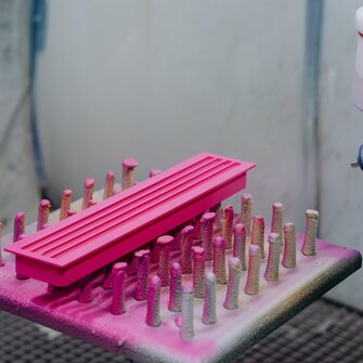 Kunststoff-Bauteile lassen sich mit Polycolor Top 2K in individuellen Farbtönen lackieren. 