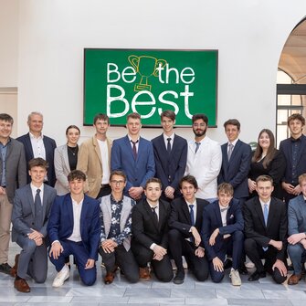 Die Besten der Besten: Acht Teams waren eingeladen, ihre Projekte in der Wirtschaftskammer Tirol zu präsentieren – aus ihnen kürte die Jury die Sieger.  | © Die Fotografen