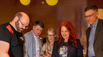 Landesrätin Cornelia Hagele ließ sich von Dr. Albert Rössler (re.) und Michael Enders (li.) in die Welt der ADLER-Lacke entführen.  | © Standortagentur Tirol