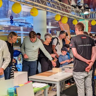 Viel zu zeigen, viel zu erleben, viele Besucher am ADLER-Stand bei der Langen Nacht der Forschung.  | © ADLER