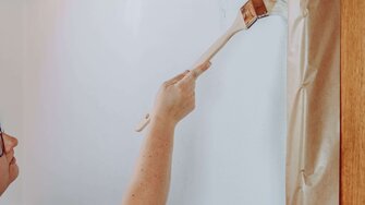 Wasserflecken, Nikotinverfärbungen und hartnäckiger Schmutz: Gegen Aviva Isolier-Weiß CT haben sie keine Chance!  | © ADLER