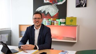 Daniel Pesserer, Spartenleiter für die Möbelindustrie bei ADLER, sieht großes Zukunftspotenzial für eine umweltfreundliche Excimer-Beschichtung.