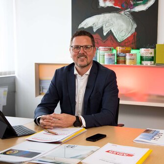 Daniel Pesserer, Spartenleiter für die Möbelindustrie bei ADLER, sieht großes Zukunftspotenzial für eine umweltfreundliche Excimer-Beschichtung.