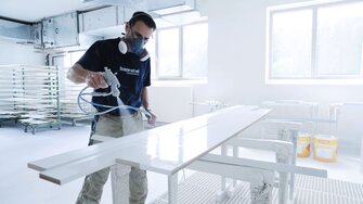 Die Umstellung auf Wasserlacke erfordert meist nur geringfügige Anpassungen im Lackierraum und bietet deutliche Pluspunkte für den Verarbeiter. | © ADLER