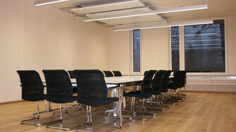 Eine gute Wahl für Wand- und Deckenvertäfelung, aber auch für Einbaumöbel: Die Lichtschutz-Lasur Lignovit Interior UV100 von ADLER. | © binderholz