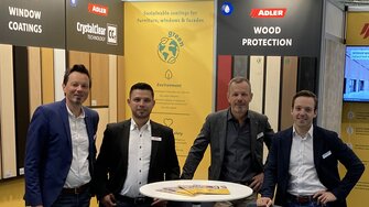 Das ADLER-Team rund um „Lokalmatador“ Markus Körner (2.v.li.) punktete auf der Messe Trä & Teknik in Göteborg mit Holzbeschichtungskompetenz.