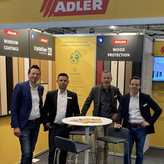 Das ADLER-Team rund um „Lokalmatador“ Markus Körner (2.v.li.) punktete auf der Messe Trä & Teknik in Göteborg mit Holzbeschichtungskompetenz.