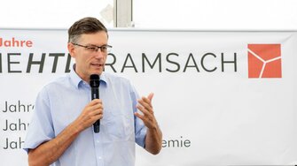 Dr. Albert Rössler, Vorsitzender des Fördervereins und CTO der ADLER-Werk Lackfabrik, strich in seiner Ansprache die Bedeutung der fundierten und praxisnahen Ausbildung für die Wettbewerbsfähigkeit der heimischen Wirtschaft hervor.