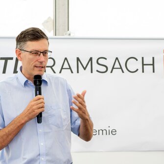 Dr. Albert Rössler, Vorsitzender des Fördervereins und CTO der ADLER-Werk Lackfabrik, strich in seiner Ansprache die Bedeutung der fundierten und praxisnahen Ausbildung für die Wettbewerbsfähigkeit der heimischen Wirtschaft hervor.