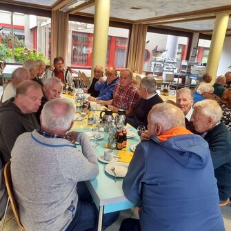 Wie immer gut besucht: Das Pensionistencafé im Speisesaal des ADLER-Werks.
