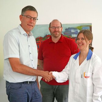 Herzlichen Glückwunsch! F&E-Geschäftsleiter Dr. Rössler (li.) und Lehrlings-Ausbildner Mag. Enders (Mi.) gratulieren TyrolSkills-Siegerin Melanie Rehak.