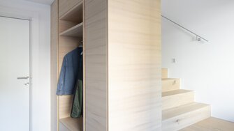 …ebenso wie die schlau in den Raum eingepasste Garderobe.  | © Petra Rainer