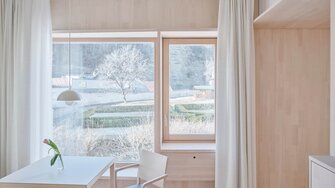 Helle, mit Legno-Öl von ADLER gestaltete Holzoberflächen prägen das Projekt „Klösterle Imst“ von Studio LOIS.  | © David Schreyer