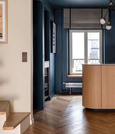 Pariser Chic aus Tiroler Hand: Die von der Tischlerei Kirchmair gestaltete Wohnung überzeugt mit Charakter und Charme.  | © Tischlerei Kirchmair
