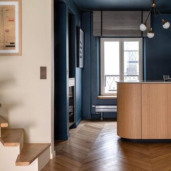 Pariser Chic aus Tiroler Hand: Die von der Tischlerei Kirchmair gestaltete Wohnung überzeugt mit Charakter und Charme.  | © Tischlerei Kirchmair