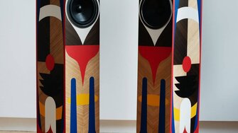 Einlegearbeiten in Kirsche, Nuss, Ahorn, Eiche, Räuchereiche und verschiedenen Farbtönen machen aus dem Lautsprecher ein Designstück.  | © Sandra Außerlechner