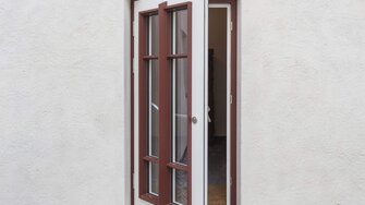 Türen und Fenster wurden bewusst zweifarbig gestaltet, um die historischen Strukturen des renovierte Benediktinerklosters St. Georgenberg hervorzuheben.  | © René Marschall