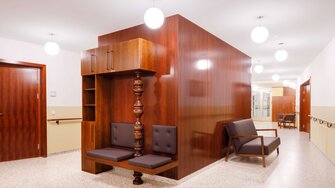 Klassischer Stil als Reminiszenz an früher, aber modern interpretiert: Das neue Sozialzentrum in Zell am Ziller überzeugt mit Wohlfühlatmosphäre für die Bewohner und Mitarbeiter.  | © Gregor Graf
